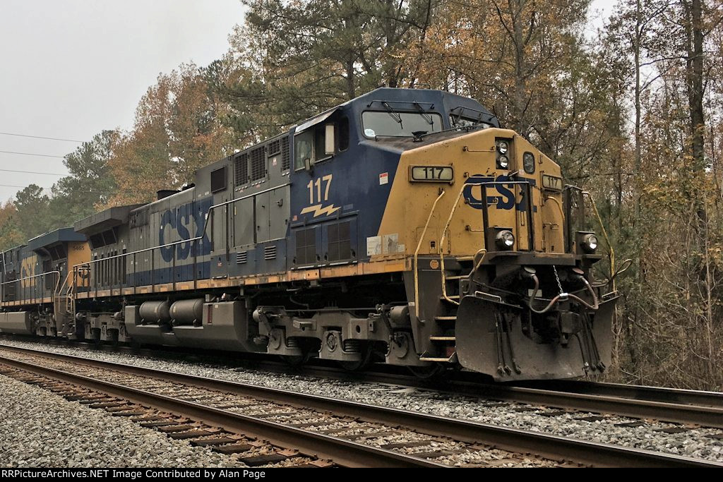 CSX 117 and 5465 wait for green